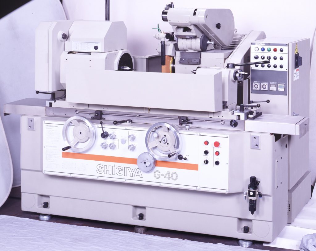 Shigiya G-40; Shigiya G-40B hydraulic cylindrical grinder featuring a 16-inch swing and universal grinding functions for precision applications.
